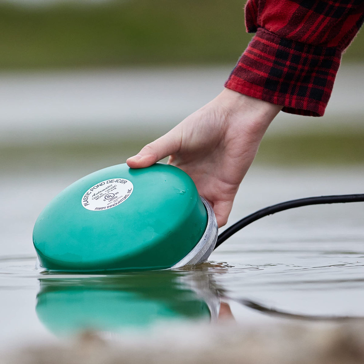 Farm Innovators 1250 Watts 7.5 Inch Cast Aluminum Floating Outdoor Pond De Icer Heater with Built in Thermostat Control and 10 Foot Cord, Green