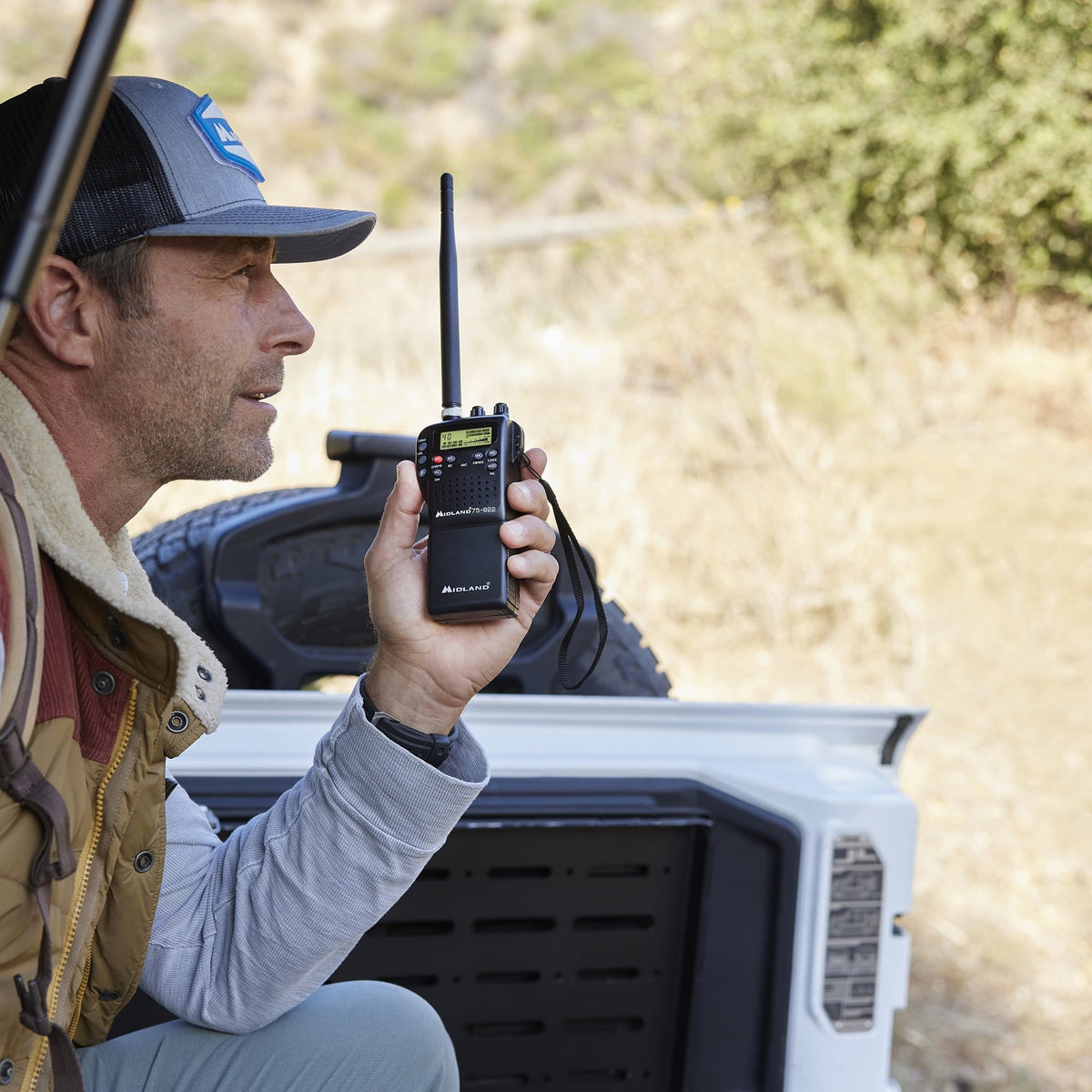Midland 75-822 AM/FM Handheld CB Radio, 2-in-1 Portable & Mobile, 40 Channels, NOAA Weather Alert