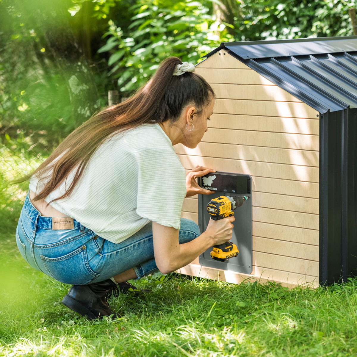 RUN-CHICKEN Door T50 – Automatic Chicken Coop Door Opener, Battery Powered & Weatherproof Aluminum, Smart App & Timer Control, Predator Proof, Easy